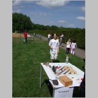 050_moritz_vor_der_uhr.html
